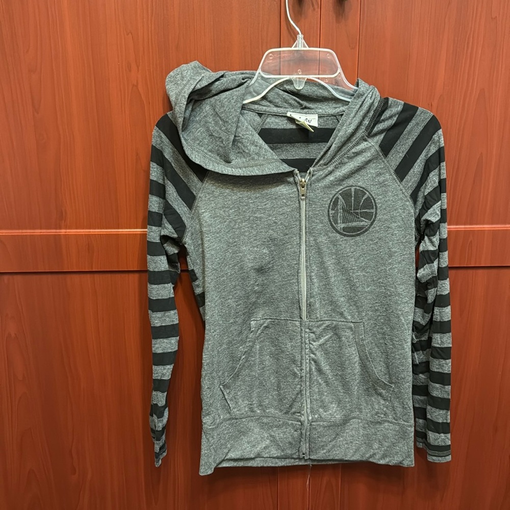 Awesome lightweight Golden State Warriors zip up with hood size medium run small